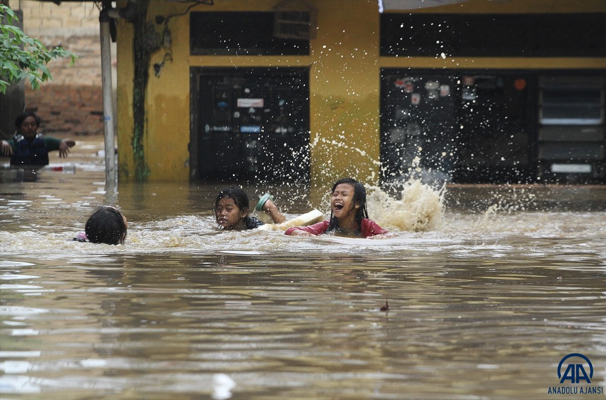 In Indonesia heavy rains brought flooding problem #6