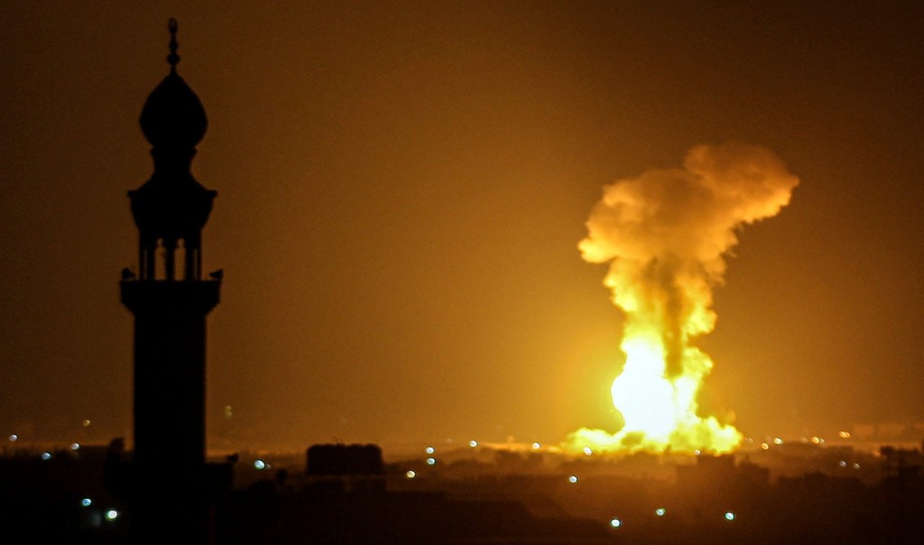 KHAN YUNIS, GAZA - AUGUST 05: Smoke and flames rise as Israeli airstrikes over Gaza Strip continue, in Khan Yunis, Gaza on August 05, 2022. The Israeli army said Friday that it had begun carrying out raids on some targets in the Gaza Strip. (Photo by Abed Rahim Khatib/Anadolu Agency via Getty Images)