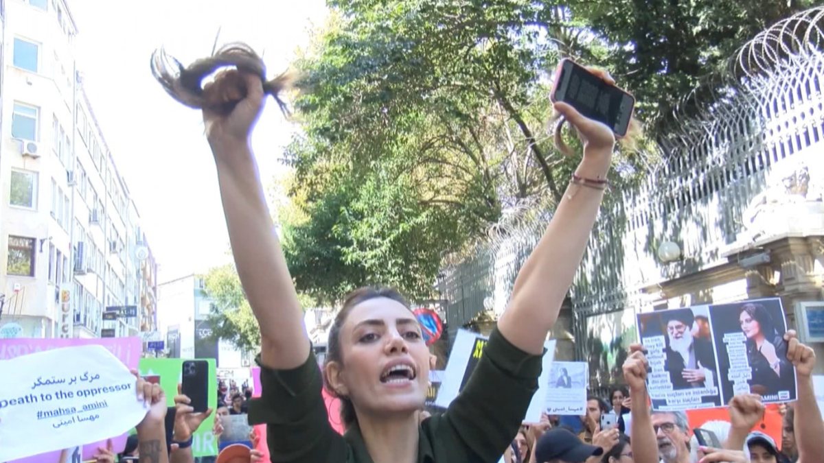 Protest against the loss of life of Mahsa Amini in Istanbul