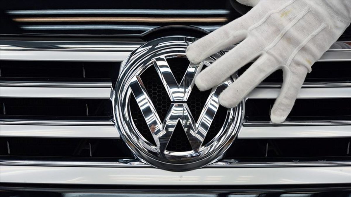 Volkswagen stops production at its factory in China