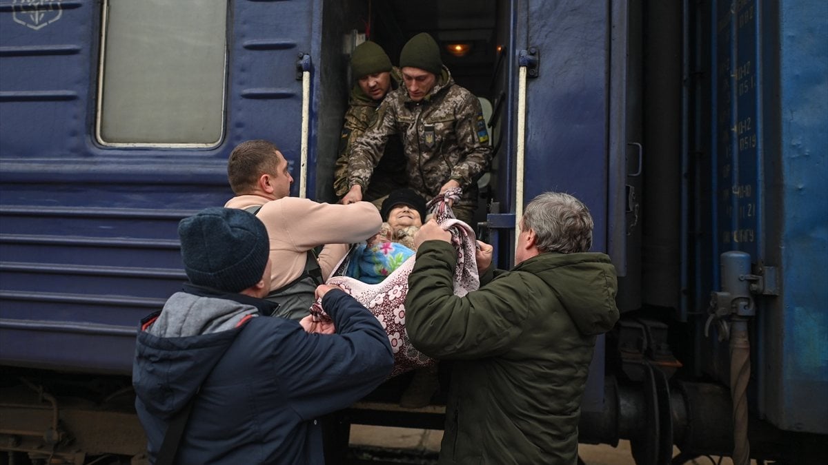 Civilians evacuated from Kherson