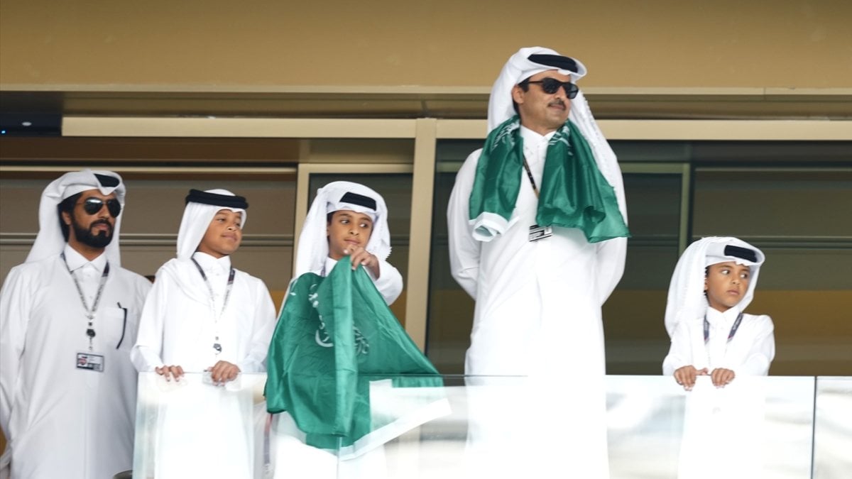 Emir of Qatar Tamim Den supports Saudi Arabia within the stands