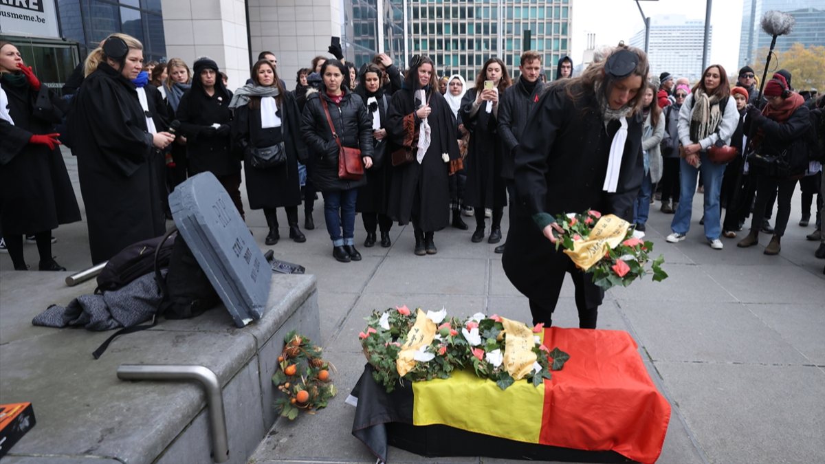 Immigrant protest with coffin from attorneys in Belgium