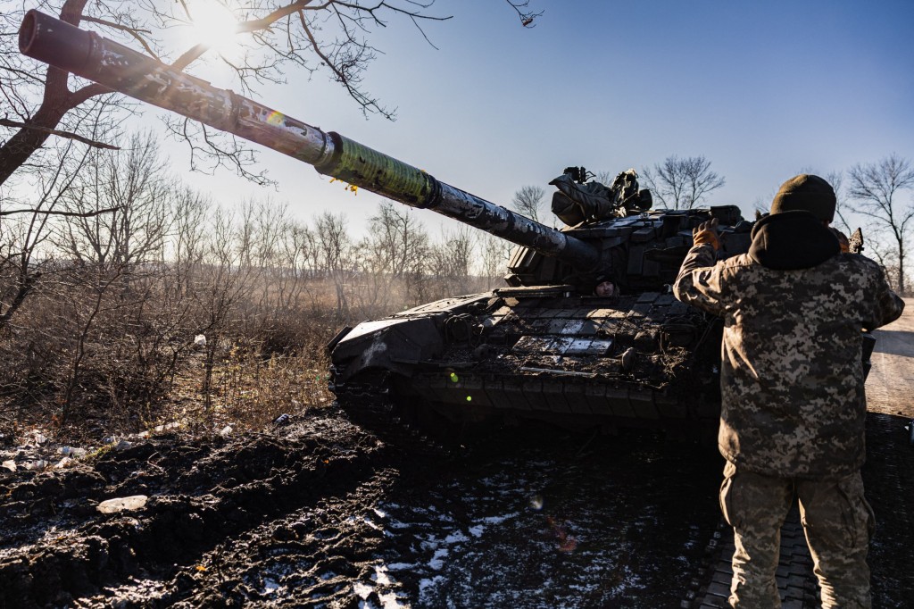 TOPSHOT - Soldiers from the Ukrainian armed forces' 10th brigade move a T-72 tank forward as they attempt to repair a track, in the Donetsk region, eastern Ukraine on December 19, 2022. (Photo by Sameer Al-DOUMY / AFP) (Photo by SAMEER AL-DOUMY/AFP via Getty Images) *** BESTPIX ***