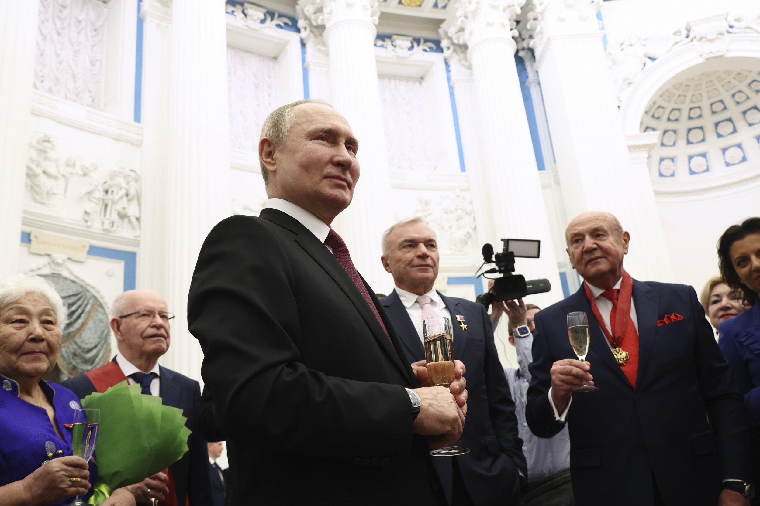 Putin will only be toppled by means of a palace coup, expert says