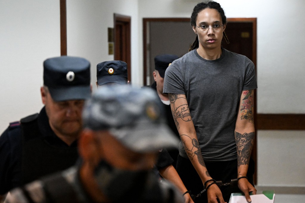 US' Women's National Basketball Association (WNBA) basketball player Brittney Griner, who was detained at Moscow's Sheremetyevo airport and later charged with illegal possession of cannabis, arrives to a hearing at the Khimki Court, outside Moscow on August 4, 2022. - Lawyers for US basketball star Brittney Griner, who is standing trial in Russia on drug charges, said on July 26, 2022 they hoped she would receive a