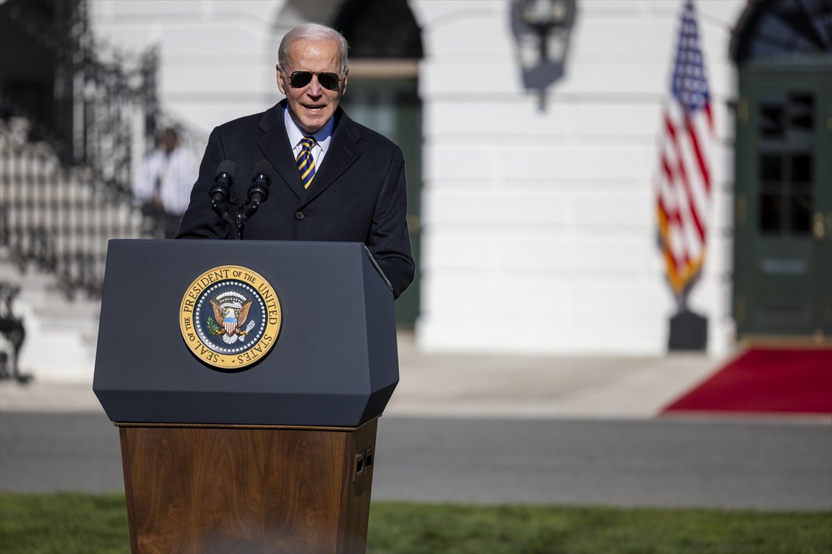 US President Biden handed a microphone to the forgiven turkey #2