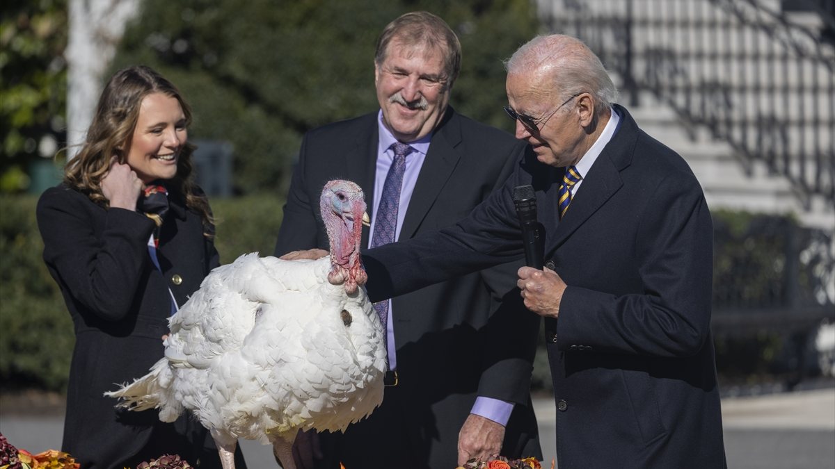 US President Biden handed microphone to pardoned turkey