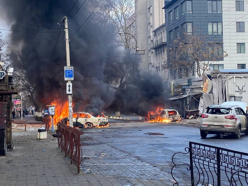 SENSITIVE MATERIAL. THIS IMAGE MAY OFFEND OR DISTURB. Cars burn on a street after a Russian military strike, amid Russia's attack of Ukraine, in Kherson, Ukraine December 24, 2022. Ukrainian Presidential Press Service/Handout via REUTERS ATTENTION EDITORS - THIS IMAGE HAS BEEN SUPPLIED BY A THIRD PARTY.