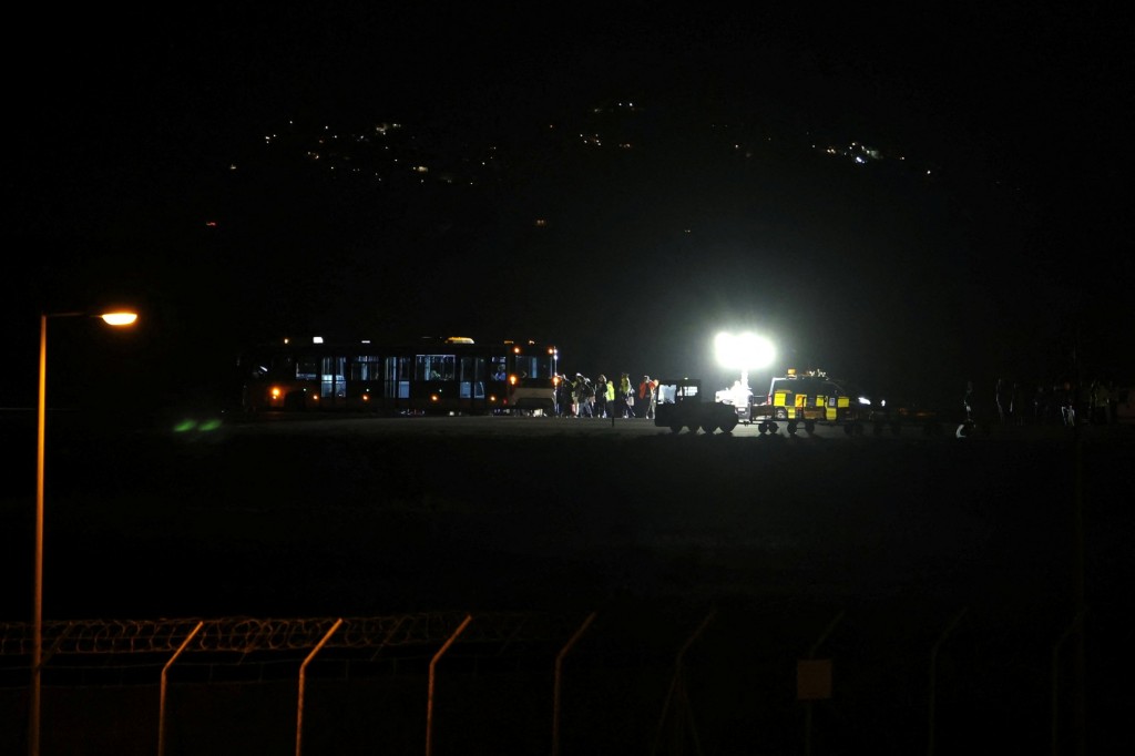 Passengers of a Ryanair plane board a bus on the runway, after their flight landed at Athens' International Eleftherios Venizelos airport, following a bomb threat in midair, on the outskirts of Athens, Greece, January 22, 2023. REUTERS/Alkis Konstantinidis