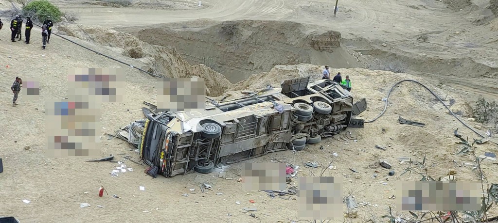 EDITORS NOTE: Graphic content / TOPSHOT - This handout picture released by GP Canal news agency shows a bus accident in the Peruvian region of Piura, north of Lima, on January 28, 2023. - At least 24 people, including an unspecified number of Haitians, died on Saturday in the Peruvian region of Piura, north of Lima, when a bus with 60 passengers fell off a cliff for unknown reasons, police said. (Photo by GP Canal / AFP) / RESTRICTED TO EDITORIAL USE - MANDATORY CREDIT