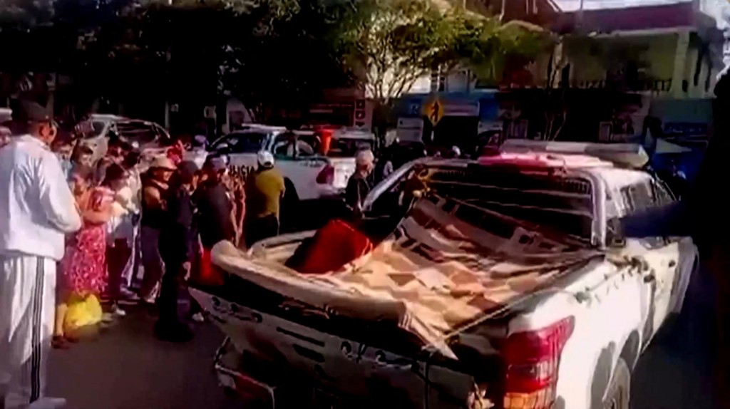 Bodies of victims are transported on the back of a pick-up truck, after a bus carrying 60 passengers plunged off a cliff, in the district of El Alto, Peru January 28, 2023. Piura Government/Handout via REUTERS THIS IMAGE HAS BEEN SUPPLIED BY A THIRD PARTY PERU OUT. NO COMMERCIAL OR EDITORIAL SALES IN PERU