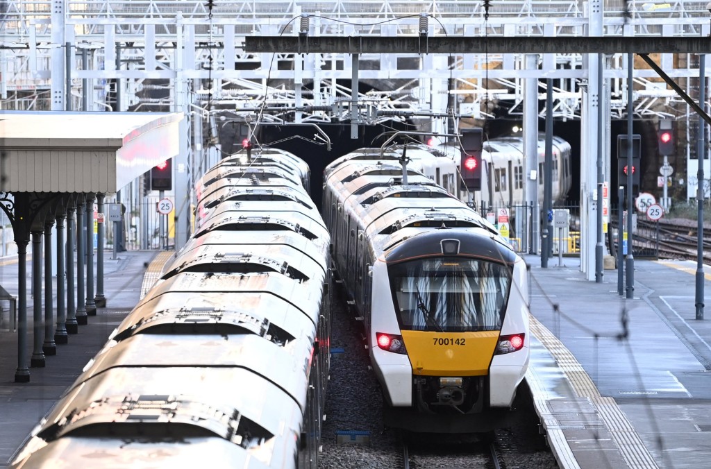 epa10392025 Trains arrive at Kings Cross Station in London, Britain, 06 January 2023. A limited service of trains will run during a 48-hour strike by members of the Rail, Maritime and Transport Workers (RMT) union over pay and conditions. EPA/NEIL HALL