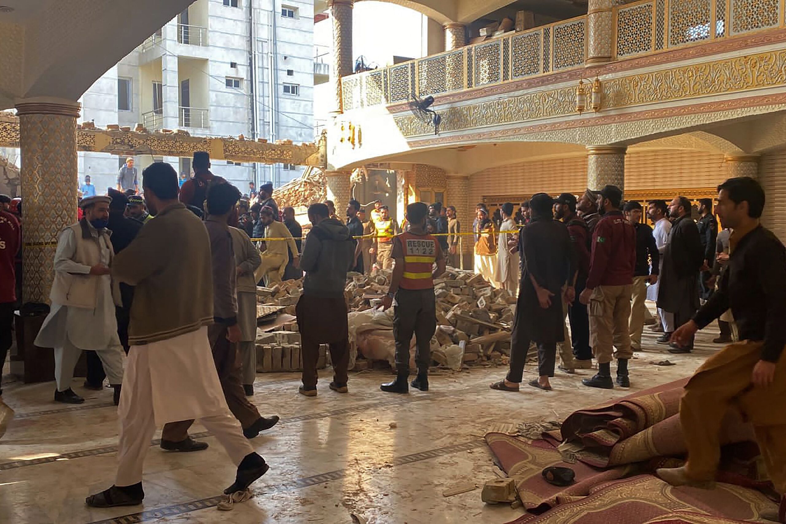 Suicide bomber kills dozens in Pakistani mosque