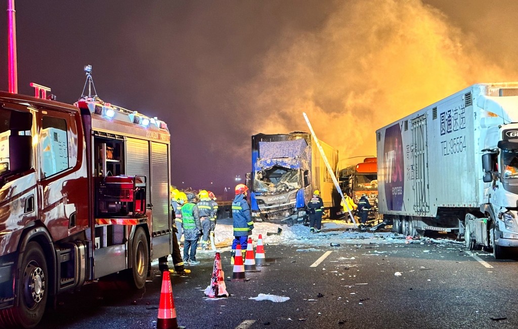 epa10450316 Emergency services at the scene of a road accident in central China's Hunan Province, 05 February 2023. Sixteen people were killed after five multi-vehicle rear-end collisions occurred in central China's Hunan Province, local authorities said. The accidents, involving a total of 49 vehicles, occured on the Hunan section of an expressway, according to the high-way traffic police department of Hunan Province. EPA/XINHUA / Xie Ben CHINA OUT / MANDATORY CREDIT EDITORIAL USE ONLY