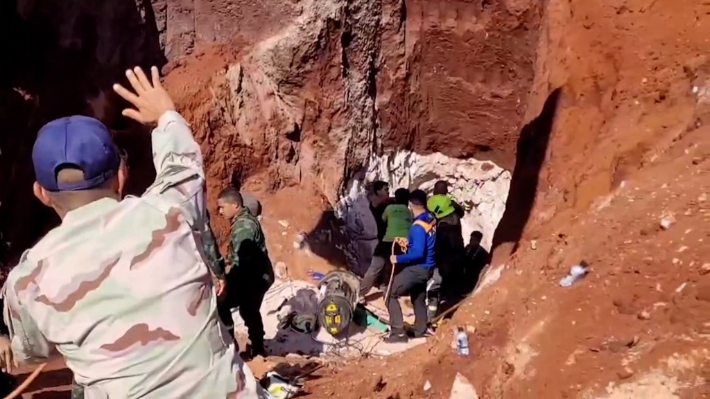 This is the heartwarming moment a one-year girl was rescued today February 7 after spending 18 hours trapped in a 50ft deep well. The youngster named Tasa Mo-ei plunged into the narrow pit when she wandered away from her parents who were working at the cassava field in Tak, northern Thailand, on February 6.