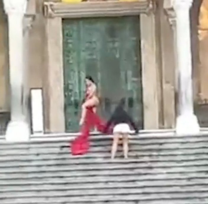 British tourist in Italy posed nude in front of the church