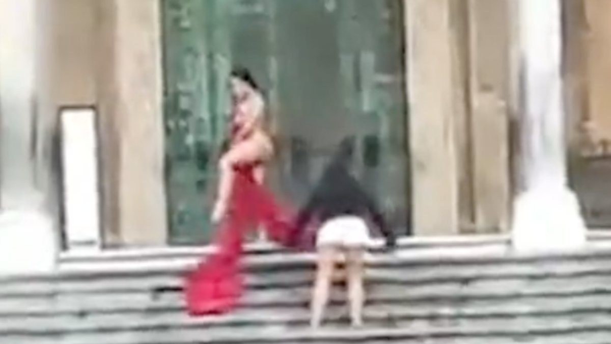 British tourist in Italy posed nude in front of the church