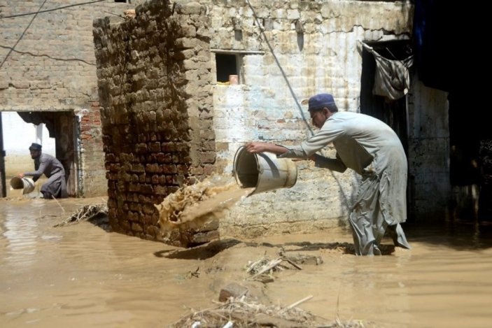 Pakistan flooded disease cases increased