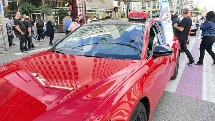 Taxi drivers protest Uber in Brussels