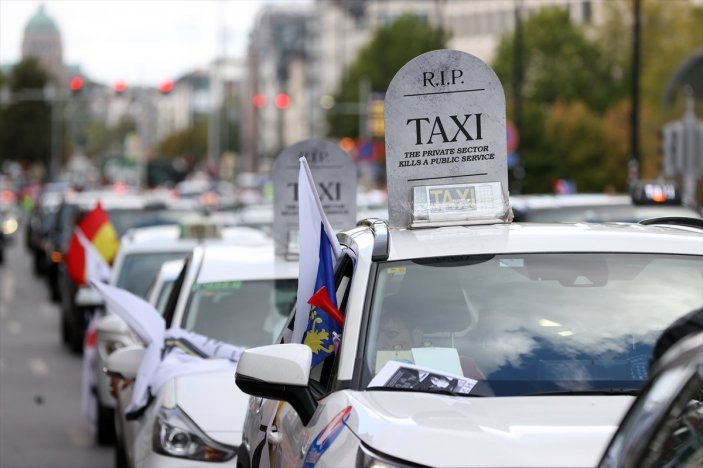 Taxi drivers protest Uber in Brussels