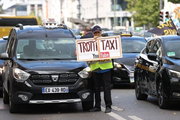 Taxi drivers protest Uber in Brussels