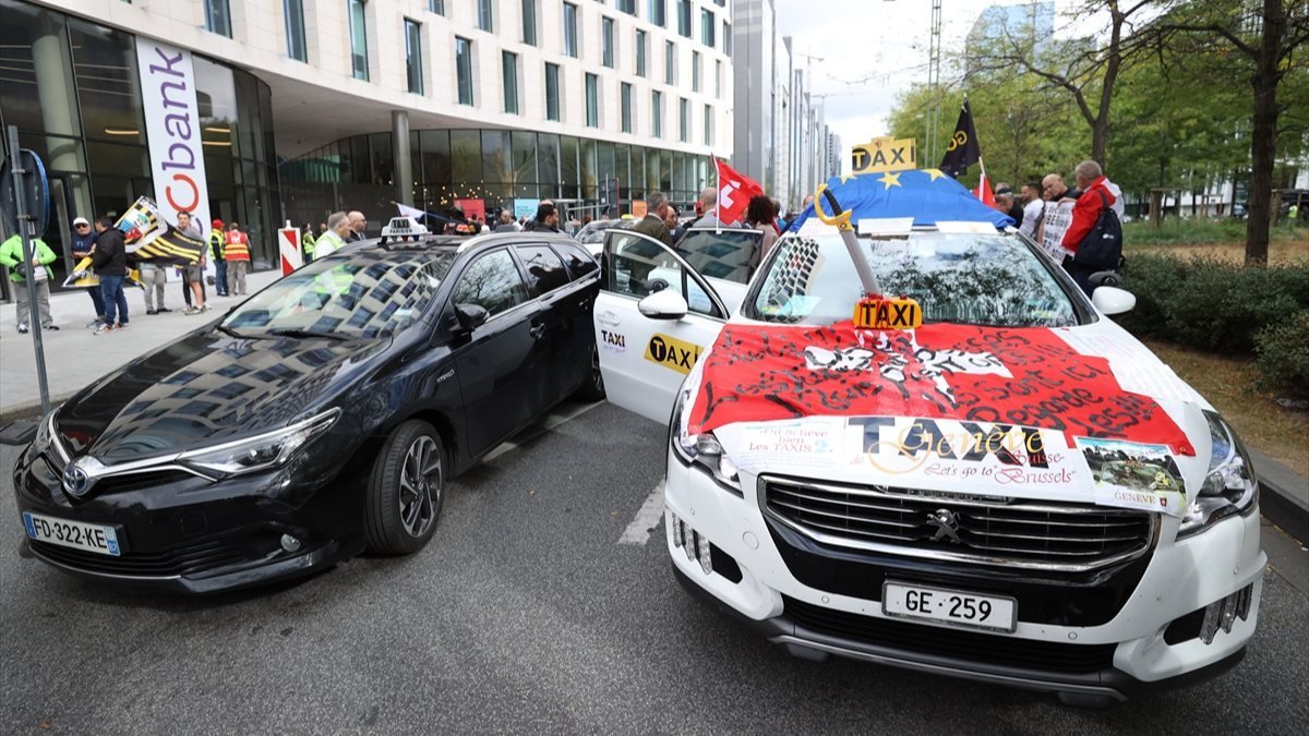 Taxi drivers protest Uber in Brussels