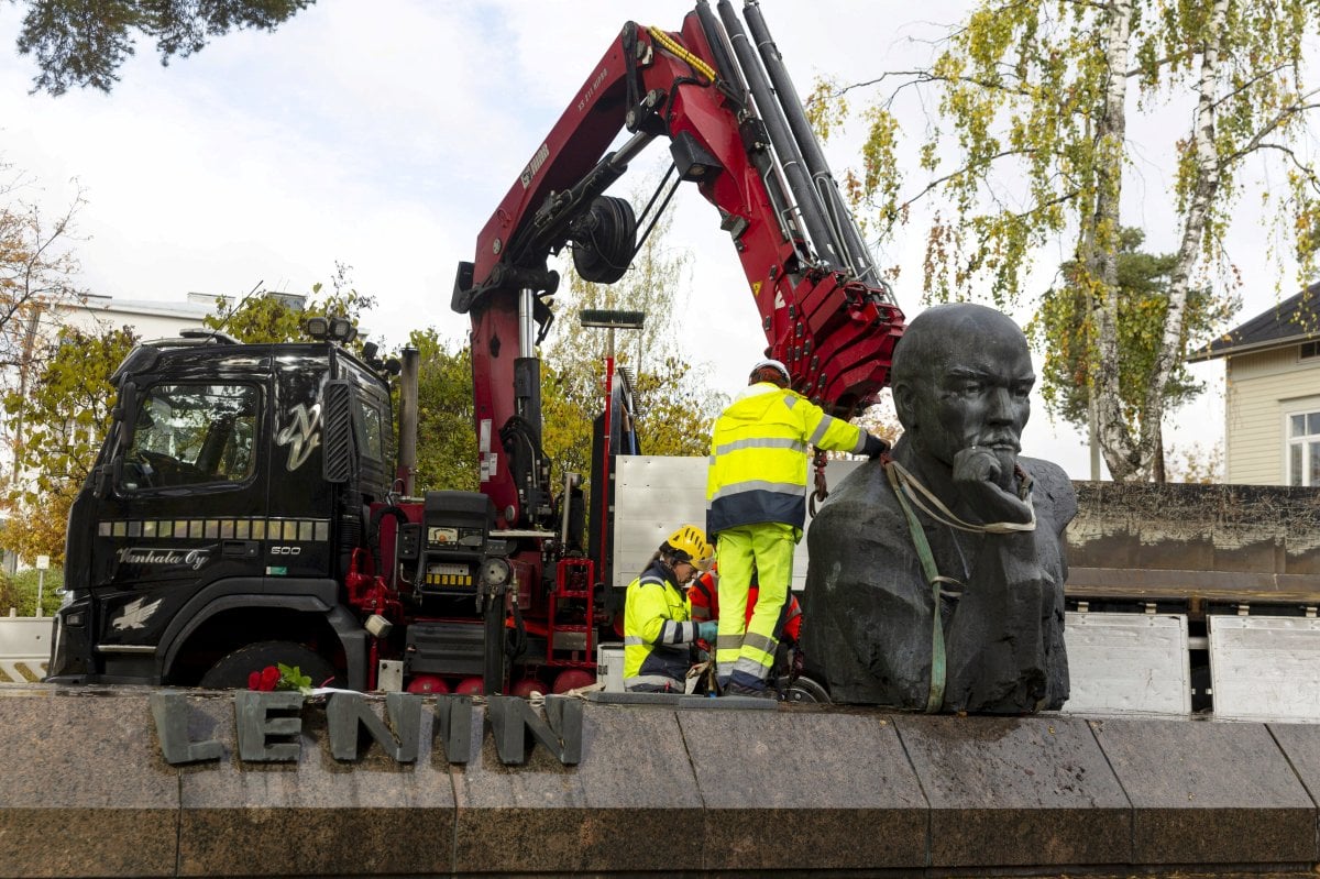 The last statue of Lenin on public display in Finland is also removed removed #4