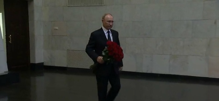 Vladimir Putin bids farewell to Mikhail Gorbachev