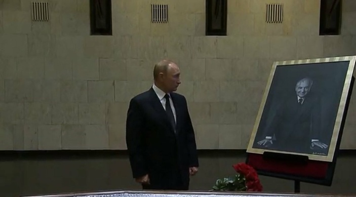 Vladimir Putin, Saying goodbye to Mikhail Gorbachev