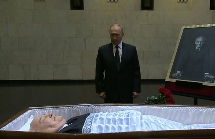 Vladimir Putin bids farewell to Mikhail Gorbachev