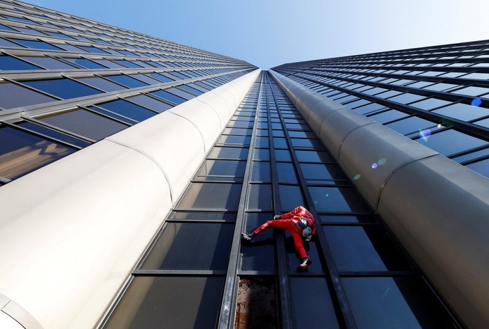 Alain Robert, 60 katlı gökdelene halatsız tırmandı