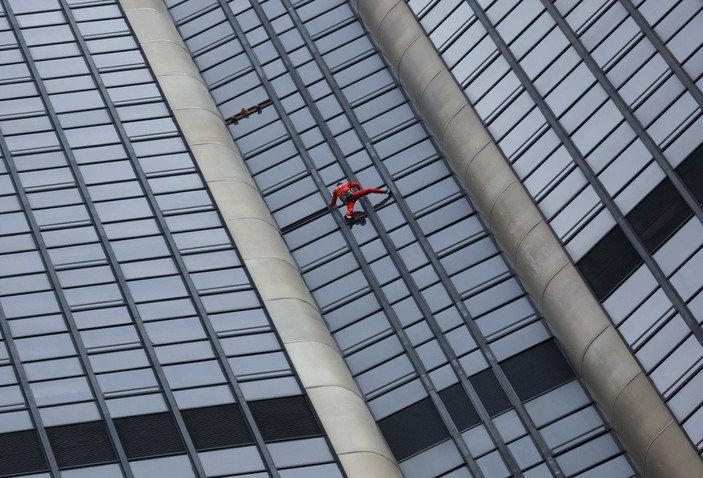 Alain Robert, 60 katlı gökdelene halatsız tırmandı