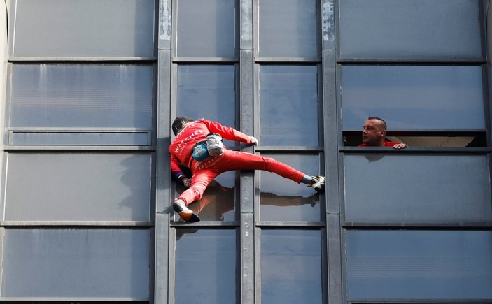 Alain Robert, 60 katlı gökdelene halatsız tırmandı