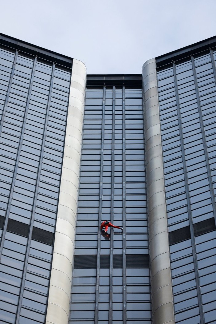 Alain Robert, 60 katlı gökdelene halatsız tırmandı