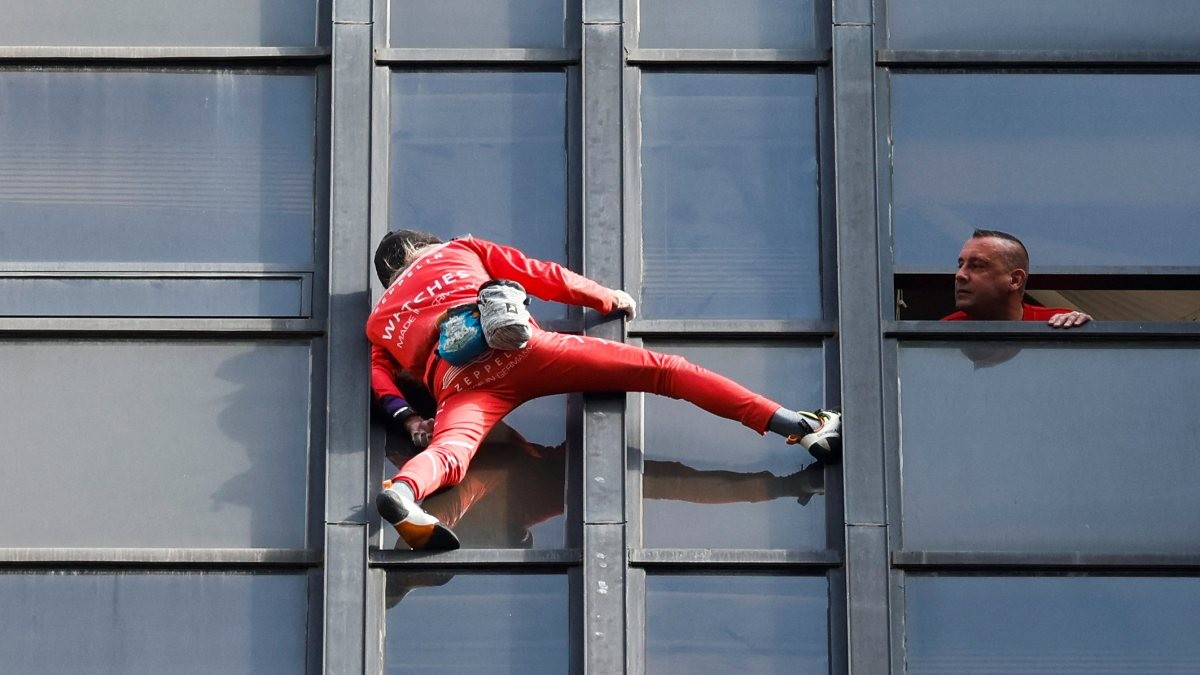 Alain Robert, 60 katlı gökdelene halatsız tırmandı