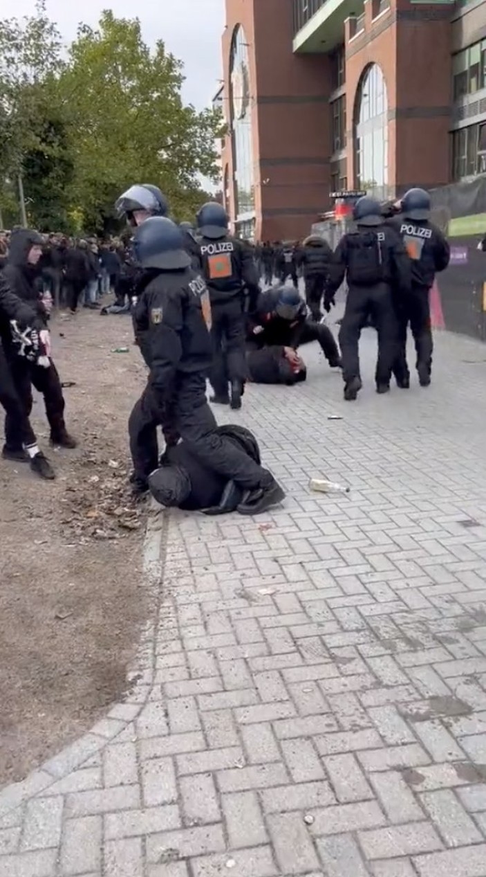 Alman polisinin taraftarlara sert müdahalesi