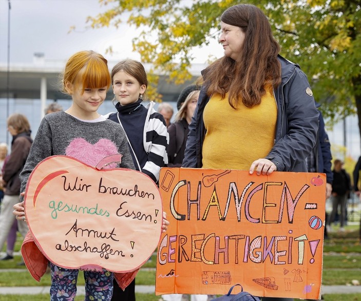 Almanya’da artan fiyatlar protesto edildi