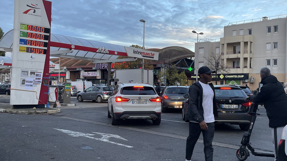 Fransa'daki benzin kuyruklarında düzeni gençler sağlıyor