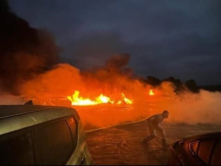 ABD’de uçak, araç galerisine düştü