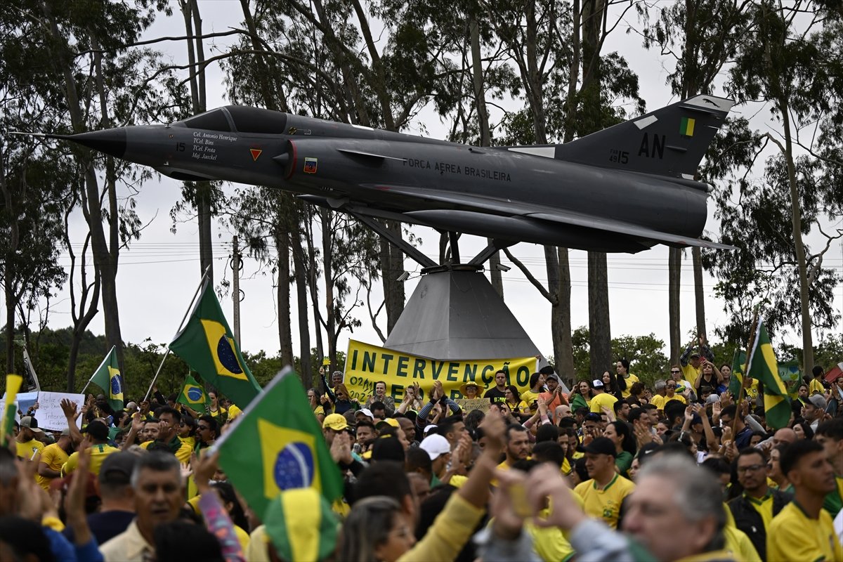 Brezilya da Bolsonaro destekçileri orduyu darbe yapmaya çağırdı #3