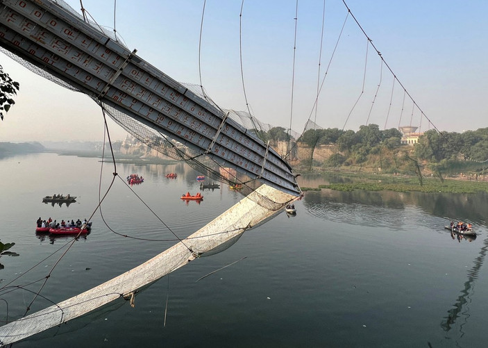 Hindistan'da çöken köprünün yeni görüntüleri ortaya çıktı