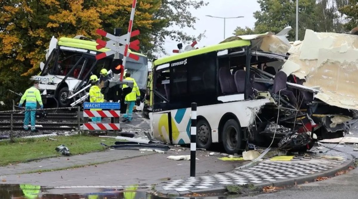 Hollanda’da tren otobüse çarptı #1