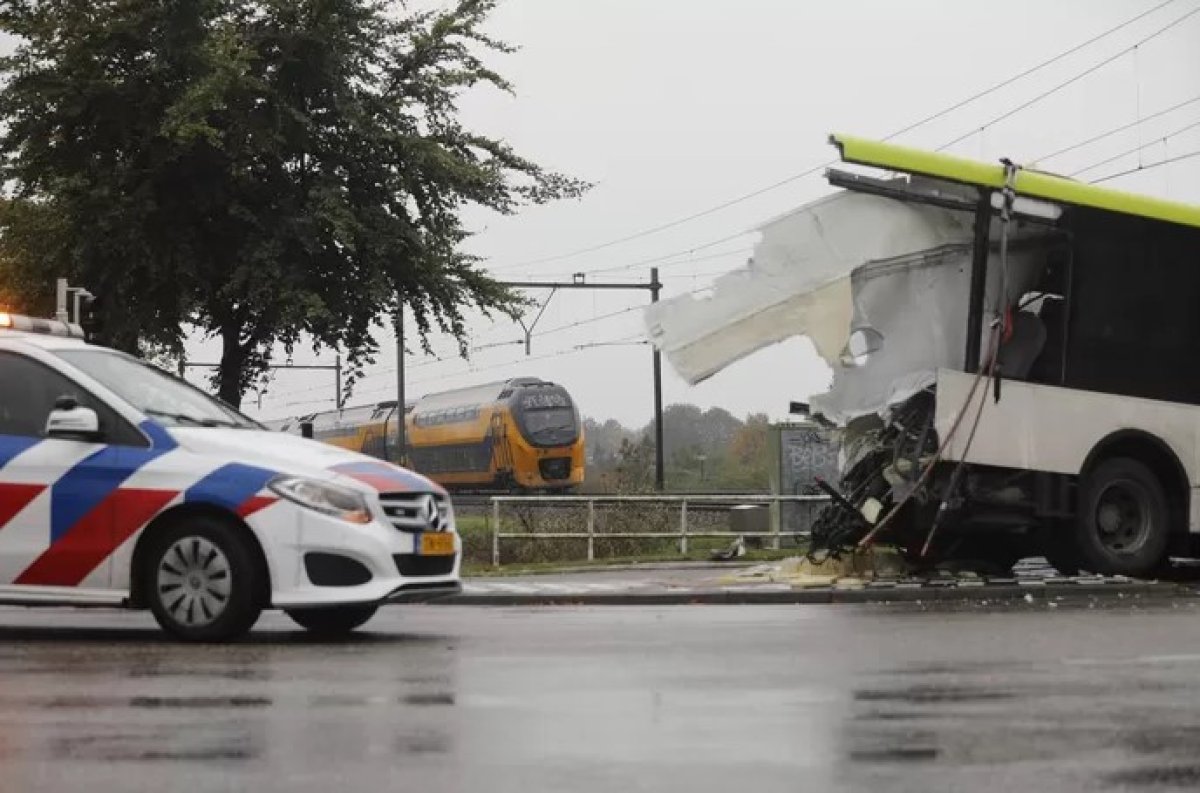 Hollanda’da tren otobüse çarptı #2