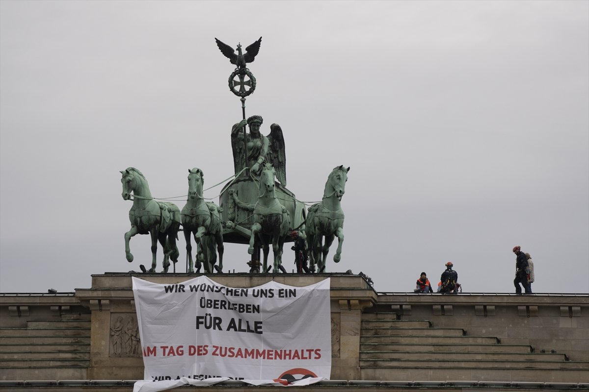 Almanya da çevre aktivistleri Brandenburg Kapısı na tırmandı #3