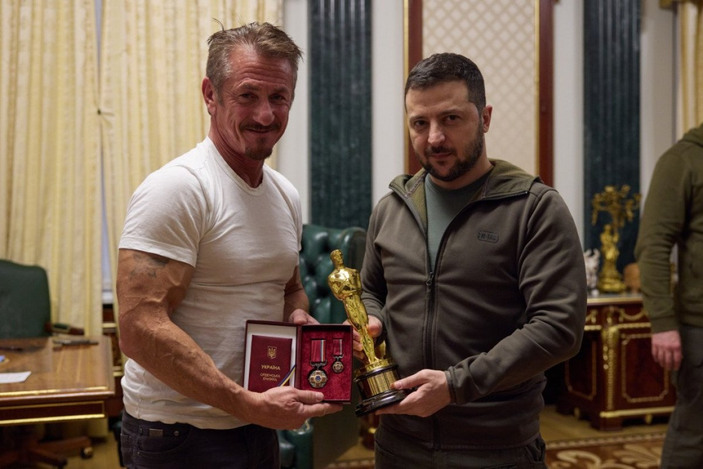 Sean Penn, Zelensky’ye Oscar’ını hediye etti