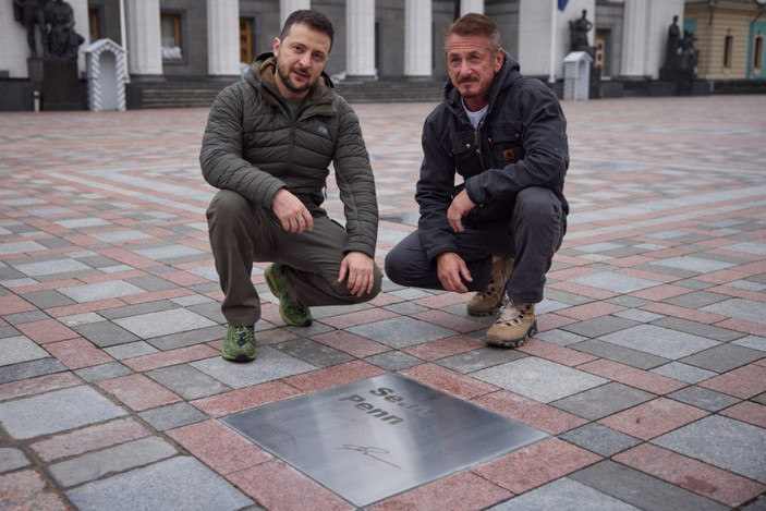 Sean Penn, Zelensky’ye Oscar’ını hediye etti