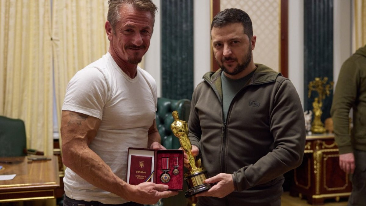 Sean Penn, Zelensky’ye Oscar’ını hediye etti